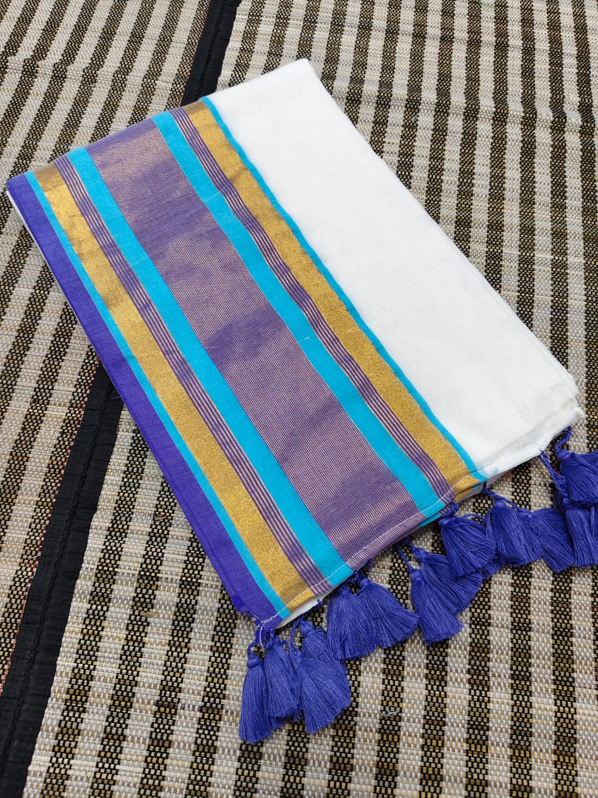 A Elegant Handloom Mal Cotton Saree with Contrast Border & Tassel Pallu With B.P. - Image 1